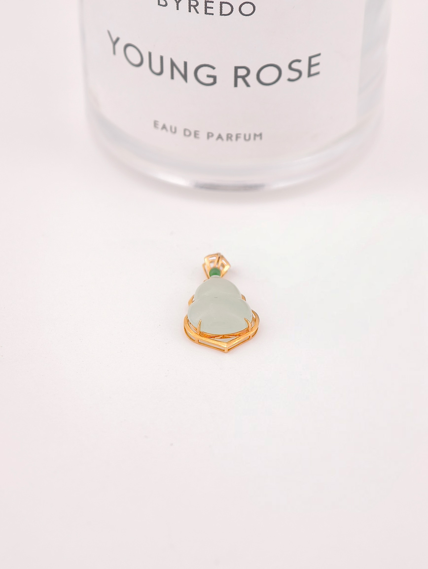 18K Gold Natural Jadeite Gourd Pendant image