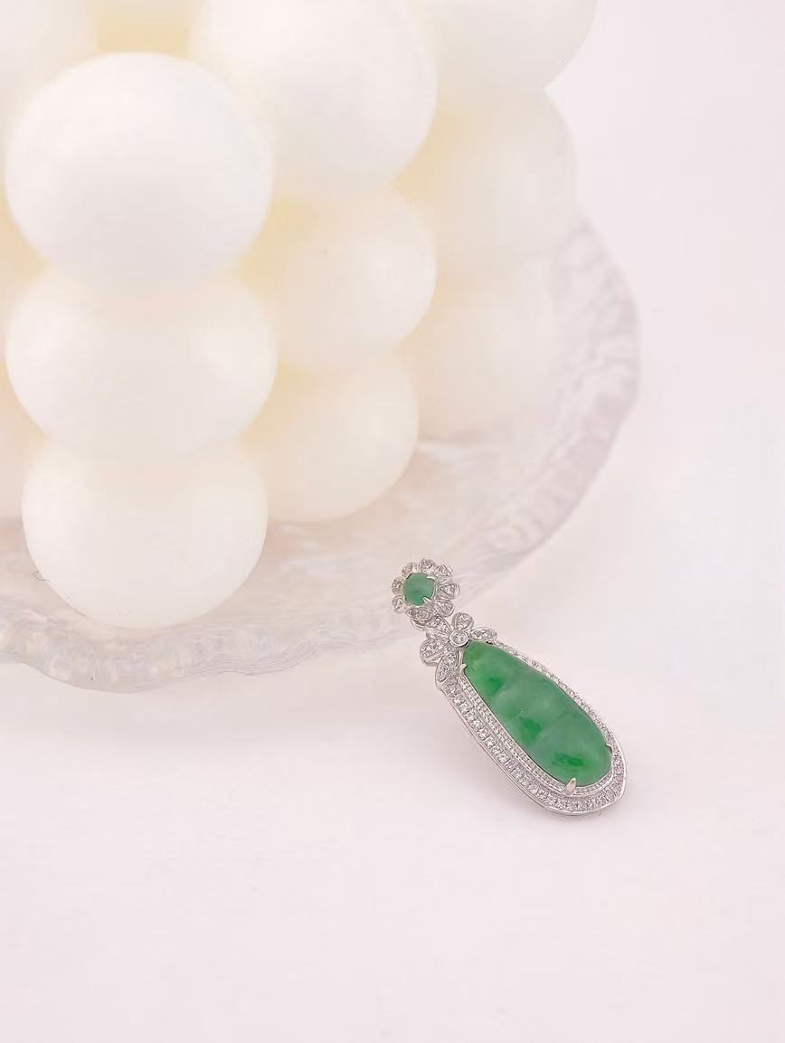 18K Gold Natural Jadeite Green Beans Pendant image