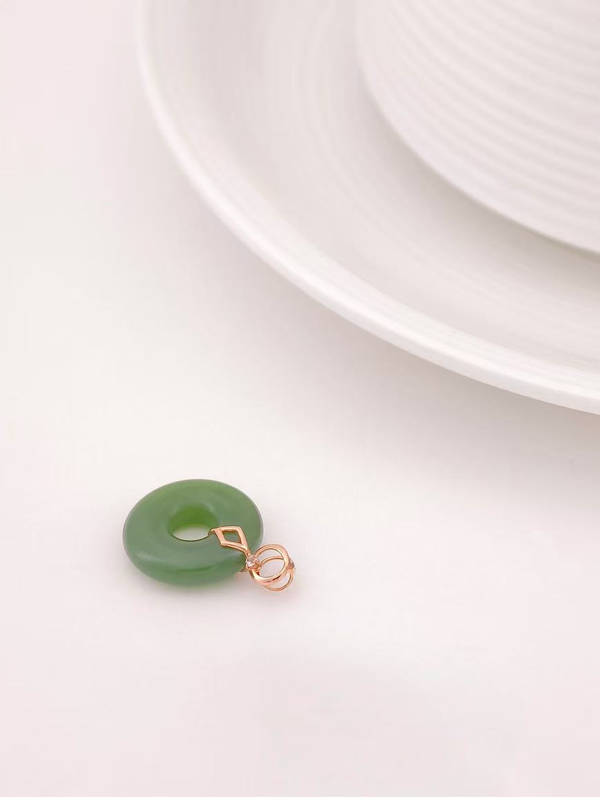 18K Gold Natural Jasper Peace Buckle Pendant image