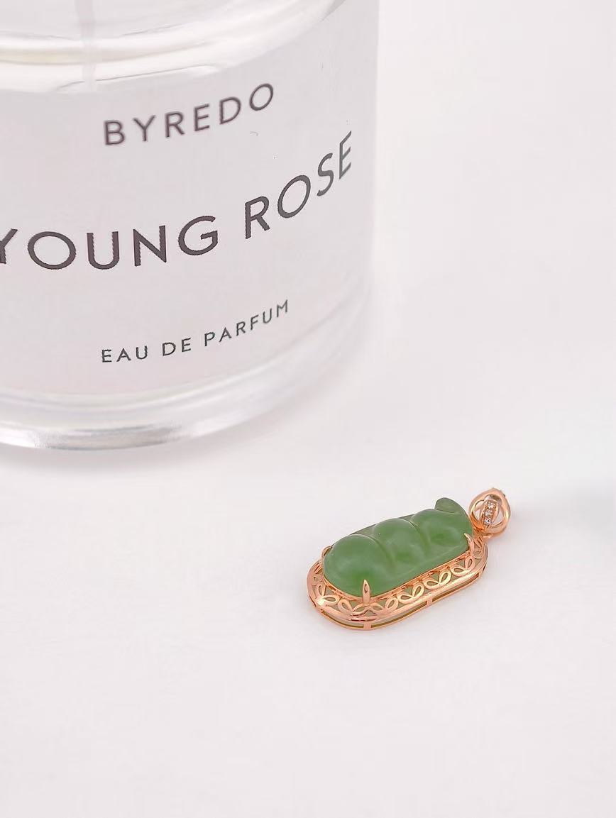 18K Gold Natural Jasper Green Beans Pendant image