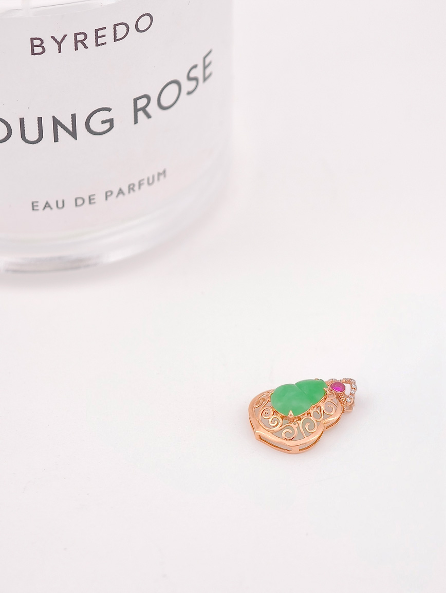 18K Gold Jadeite Gourd Pendant image