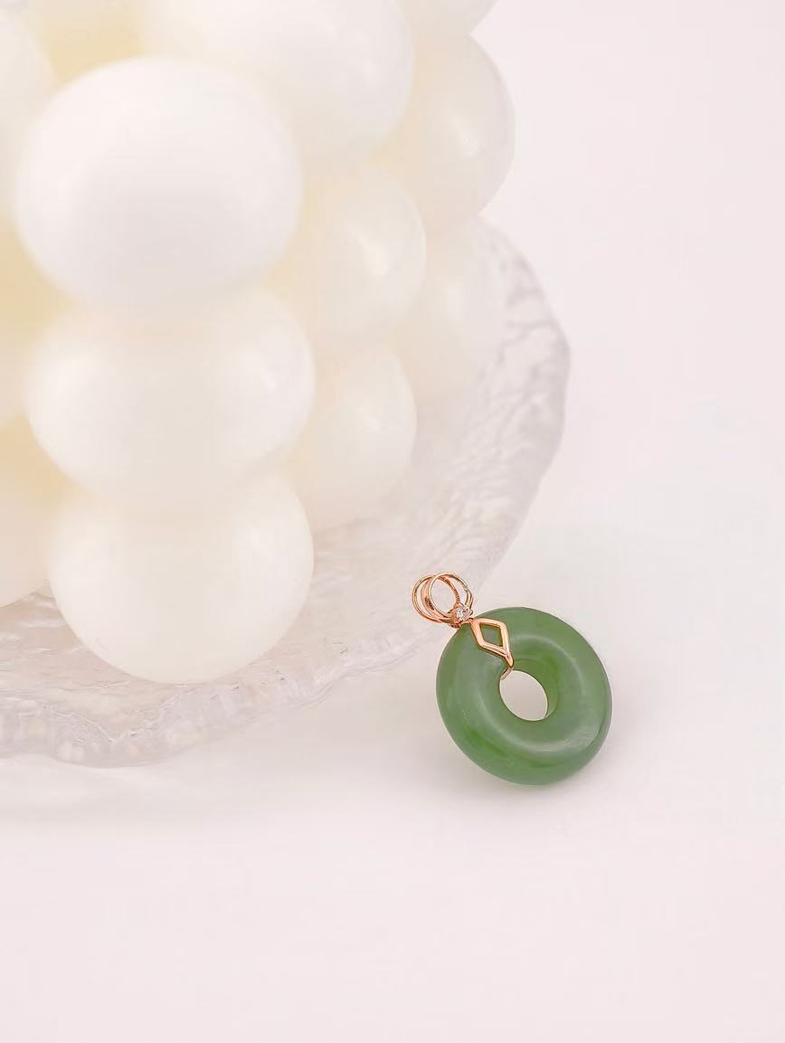 18K Gold Natural Jasper Peace Buckle Pendant image