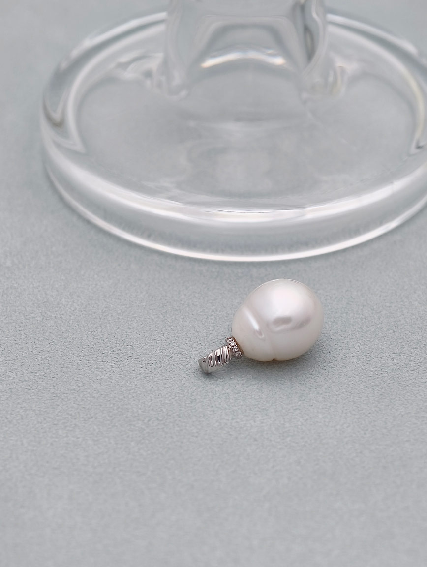 18K Gold Australian White Pearl Pendant image