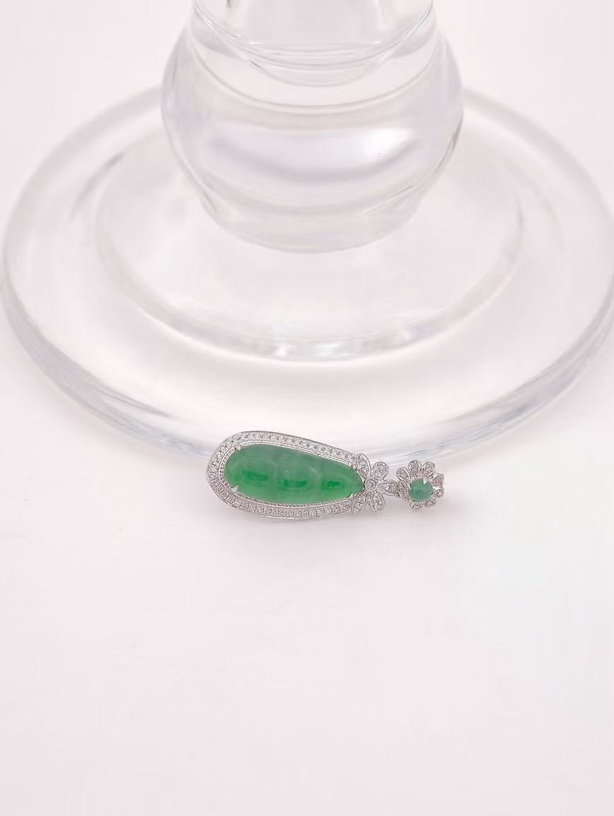 18K Gold Natural Jadeite Green Beans Pendant image