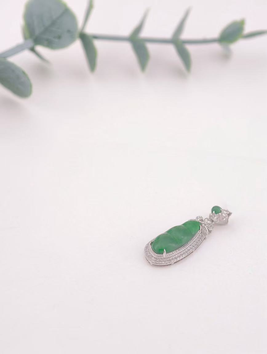 18K Gold Natural Jadeite Green Beans Pendant image
