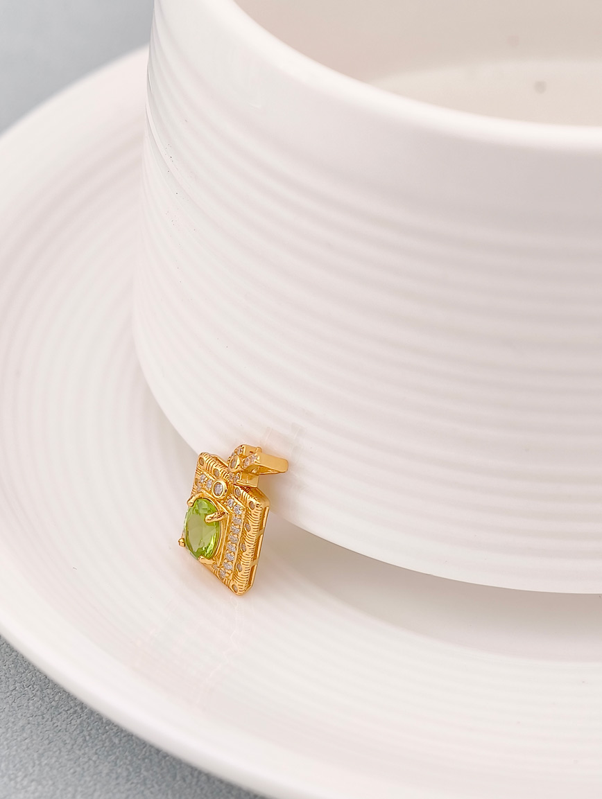 Natural Peridot Exquisite Style Pendant image
