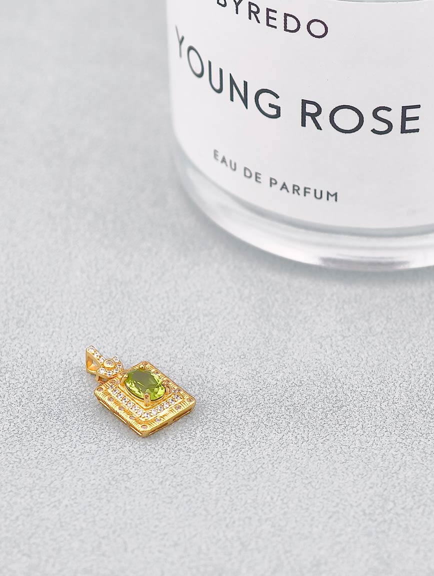 Natural Peridot Exquisite Style Pendant image