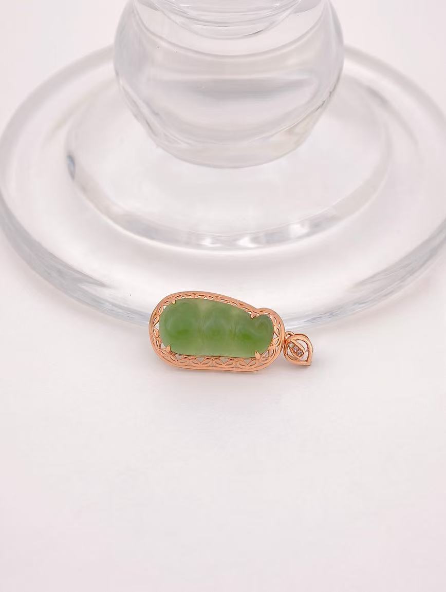 18K Gold Natural Jasper Green Beans Pendant image