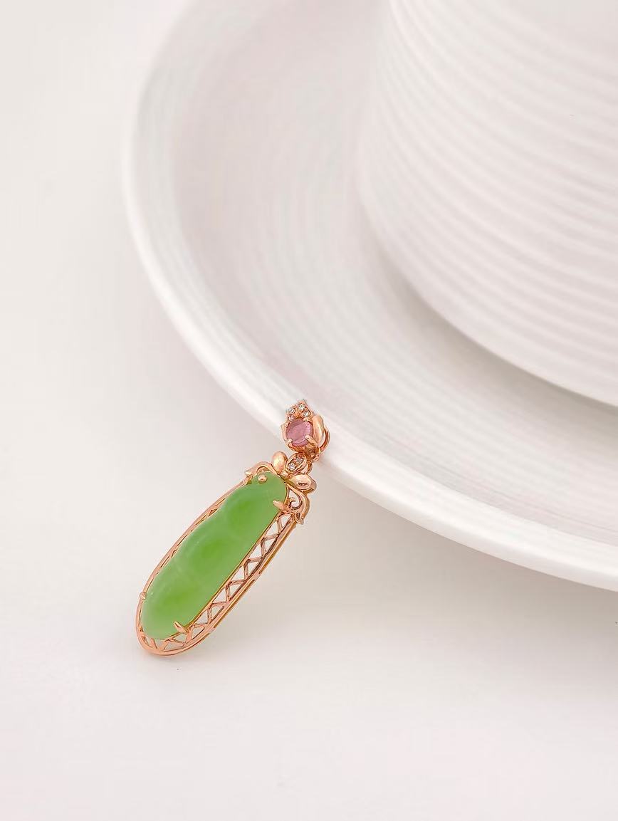 18K Gold Apple Green Jasper Pendant image