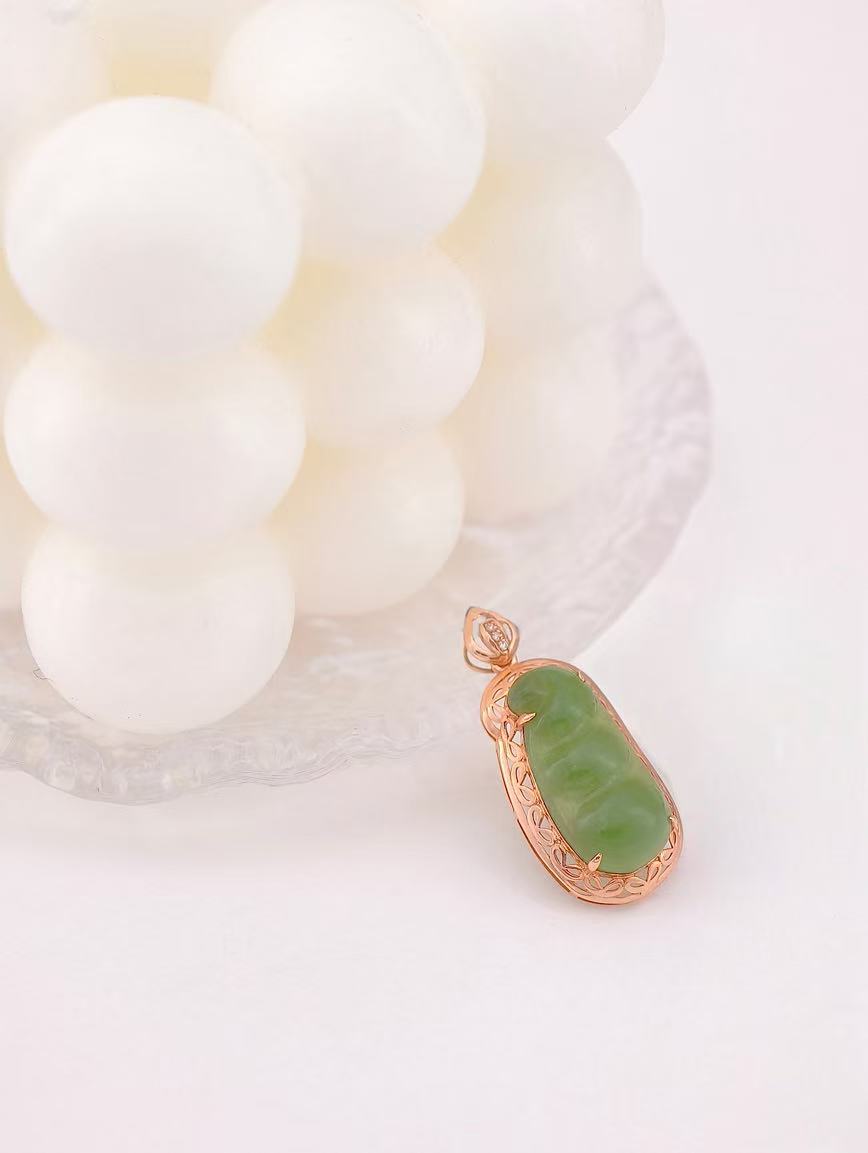 18K Gold Natural Jasper Green Beans Pendant image