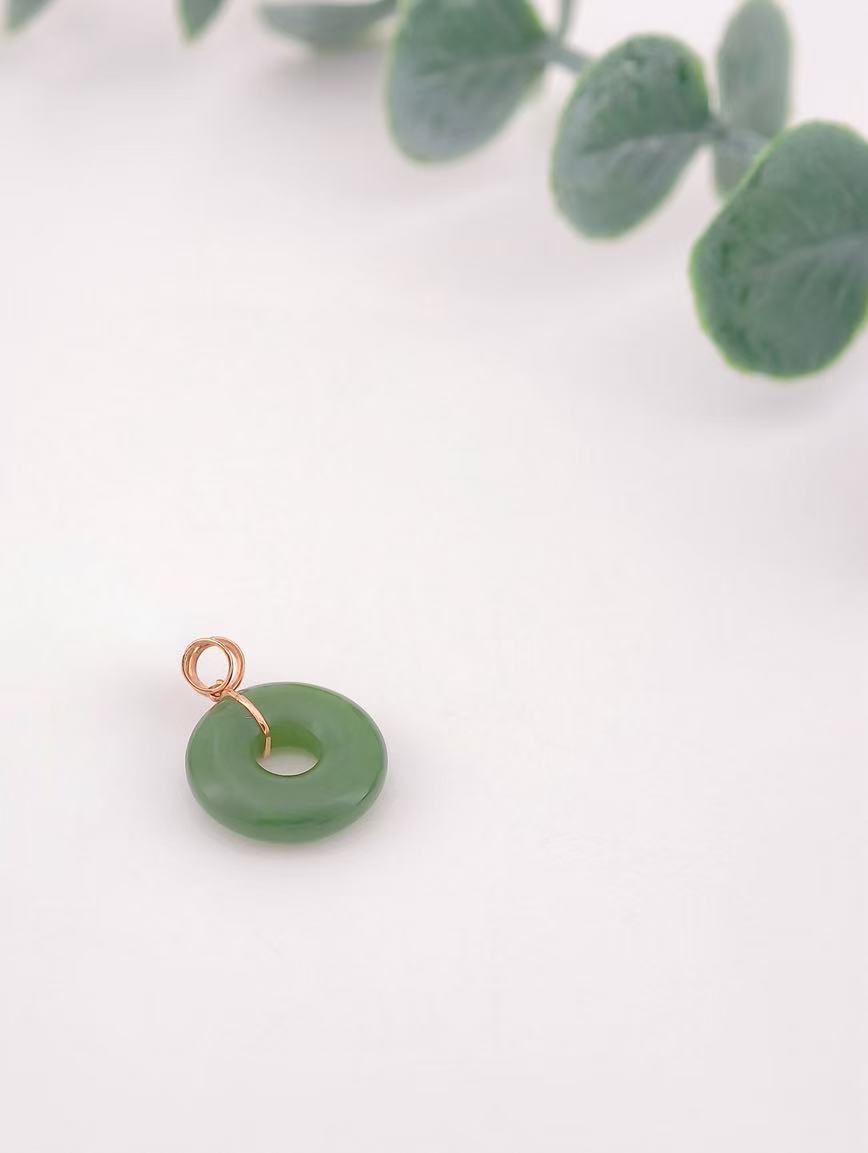 18K Gold Natural Jasper Peace Buckle Pendant image