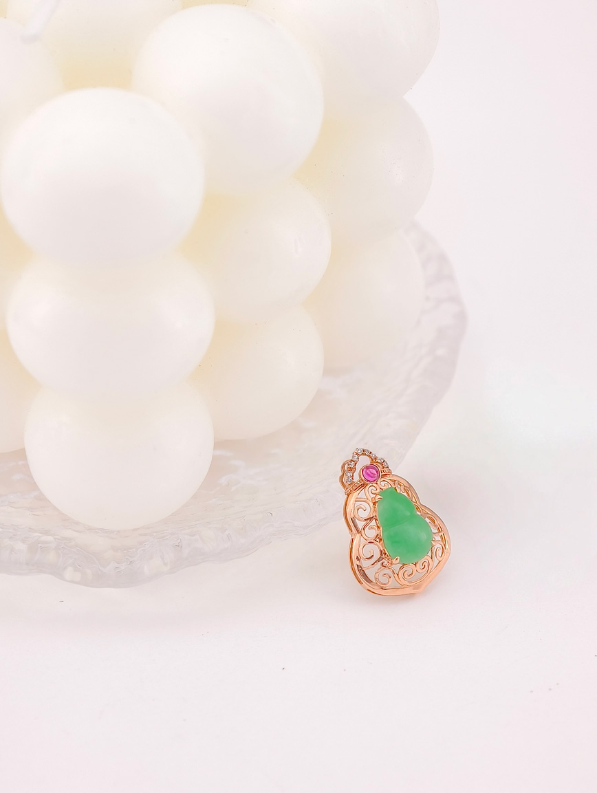 18K Gold Jadeite Gourd Pendant image