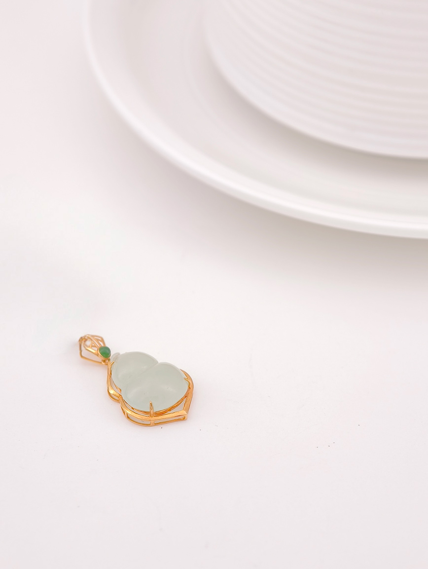 18K Gold Natural Jadeite Gourd Pendant image