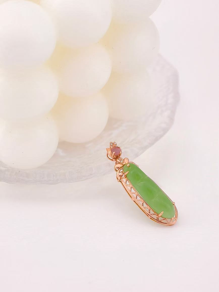 18K Gold Apple Green Jasper Pendant image