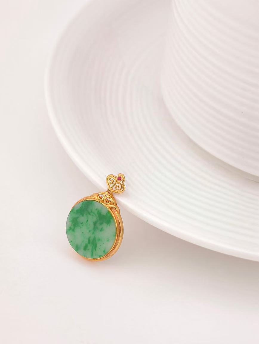 18K Gold Natural Jadeite Delicate Style Pendant image