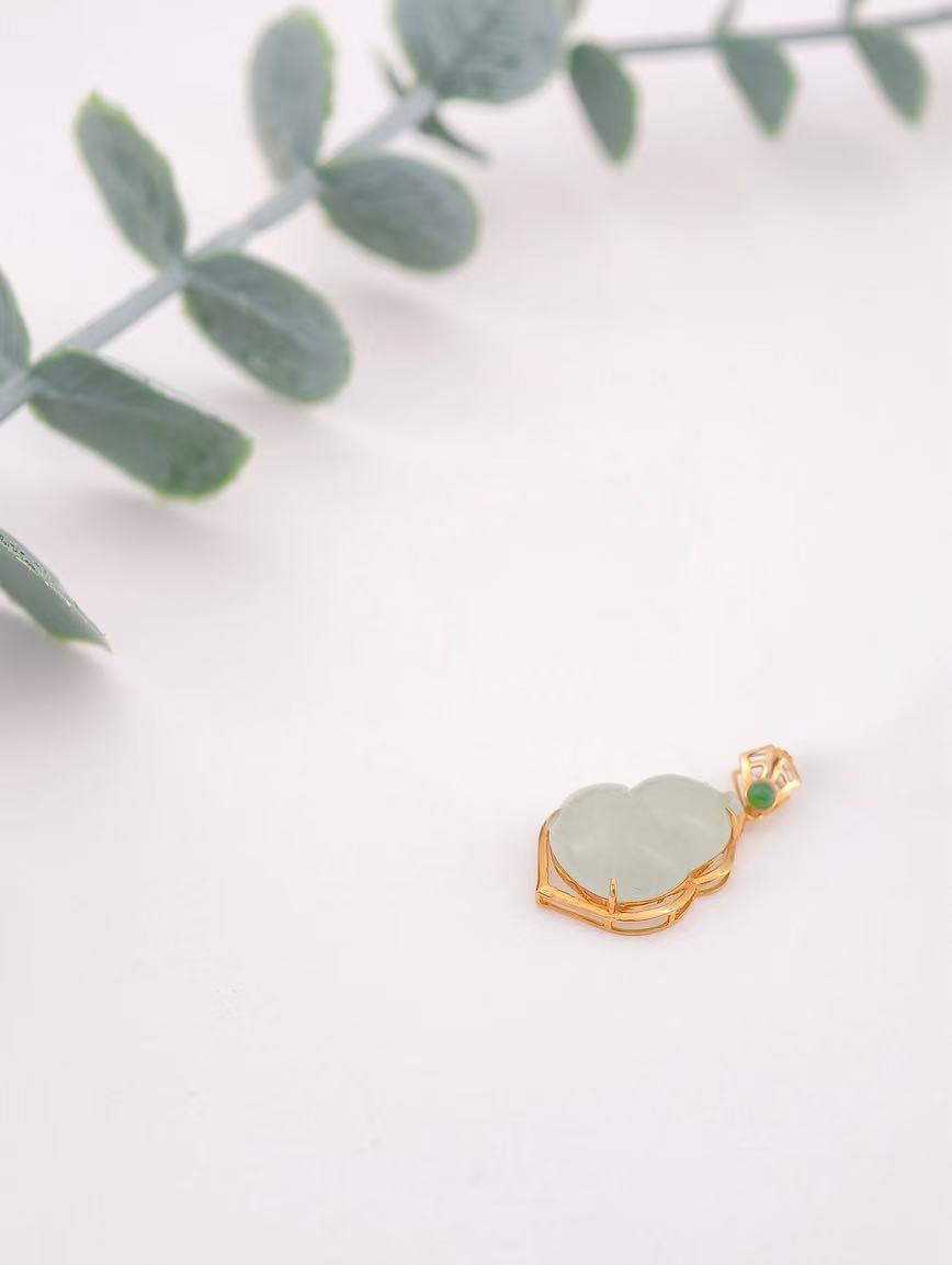 18K Gold Natural Jadeite Gourd Pendant image