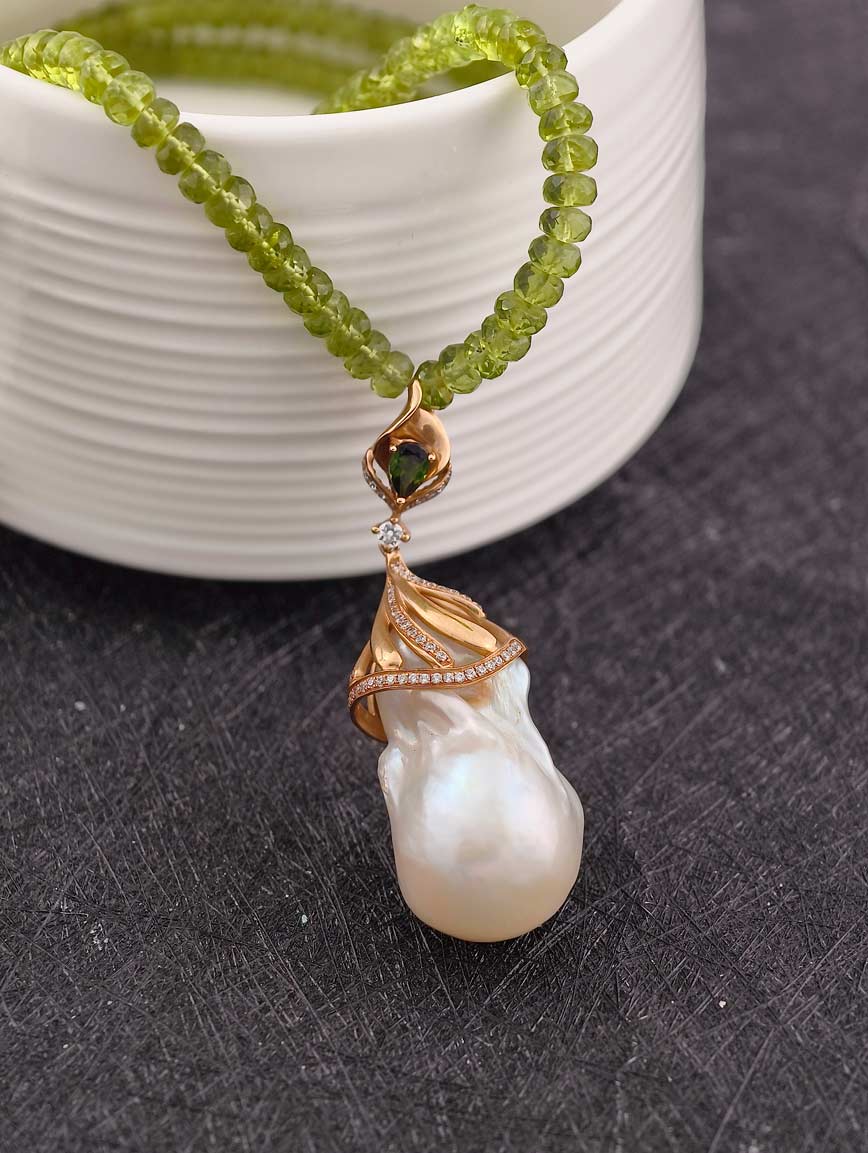 Freshwater Pearl and Peridot 14K Gold Inlaid Necklace image