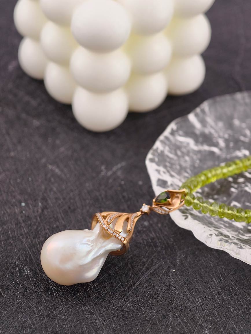 Freshwater Pearl and Peridot 14K Gold Inlaid Necklace image
