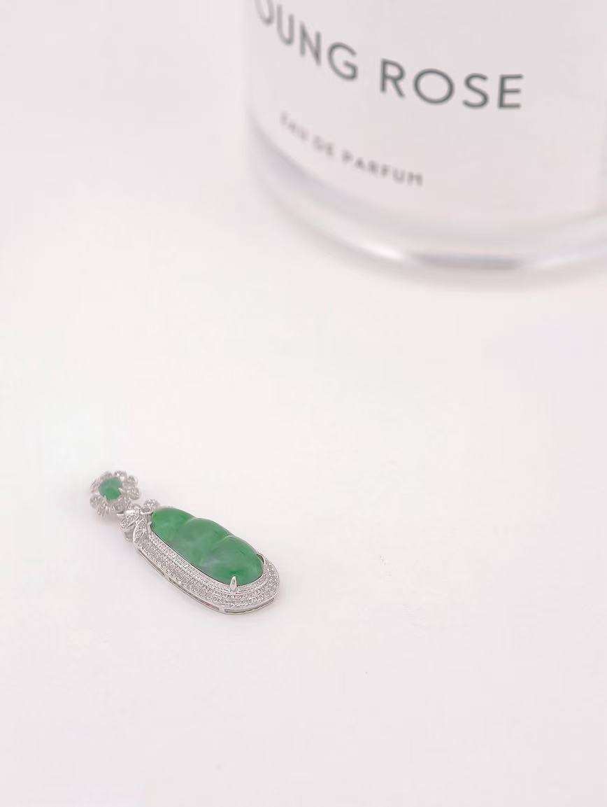 18K Gold Natural Jadeite Green Beans Pendant image